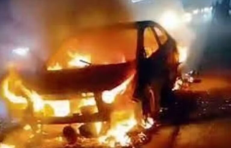 कार में जिंदा जली महिला