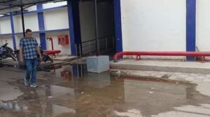 गंदे पानी से भरा रास्ता