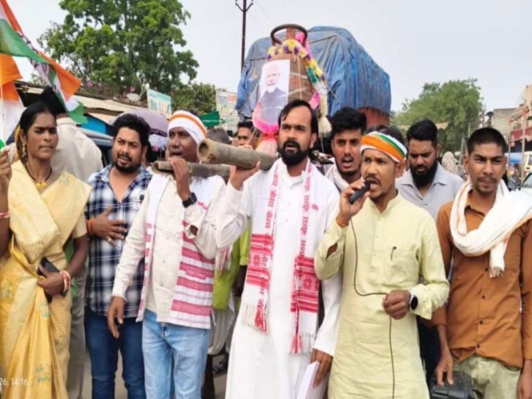 गैस की किल्लत पर कांग्रेस का अनोखा प्रदर्शन