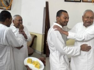जदयू में शामिल होते ही पिता के पास पहुंचे निशांत