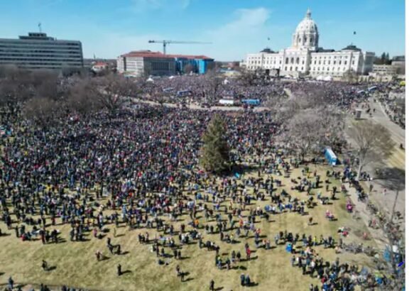 ट्रंप के खिलाप मार्च