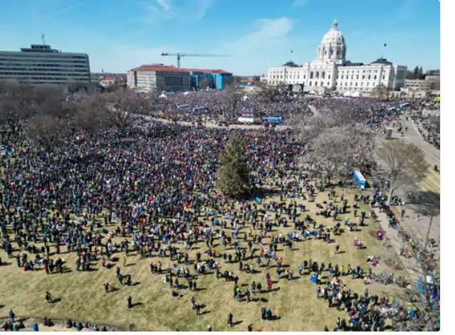 ट्रंप के खिलाप मार्च