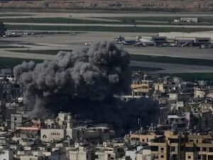 दहियाह में इजराइली हवाई हमले के बाद उठता धुआं।