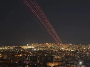 दहियाह में हिजबुल्लाह नेता नईम कासिम के भाषण के दौरान लोगों ने हवा में गोलियां चलाईं