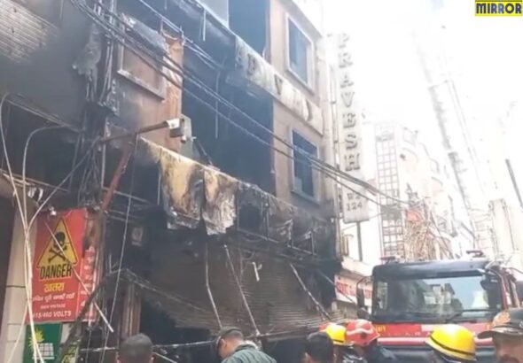 दिल्ली के पालम में 5 मंजील इमारत में लगी आग, 3 बच्चों समेत 9 लोगों की मौत