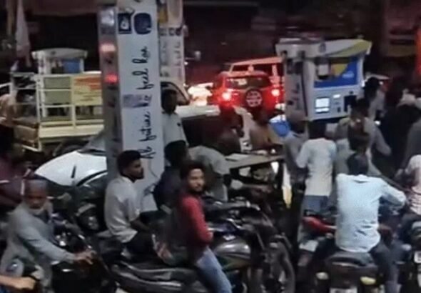 पेट्रोल पंप पर भीड़