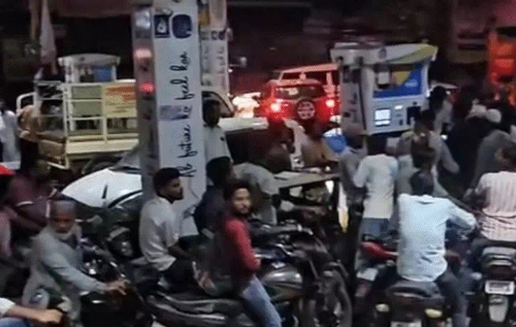 पेट्रोल पंप पर भीड़