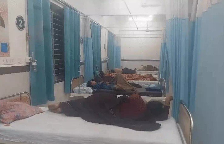 फूड पॉइजनिंग के बाद अस्पताल में भर्ती मरीज