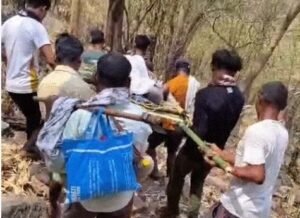 बांस के सहारे खाट तैयार किया, जिस पर मरीज को लिटाया गया और पहाड़ी से नीचे उतारा गया।