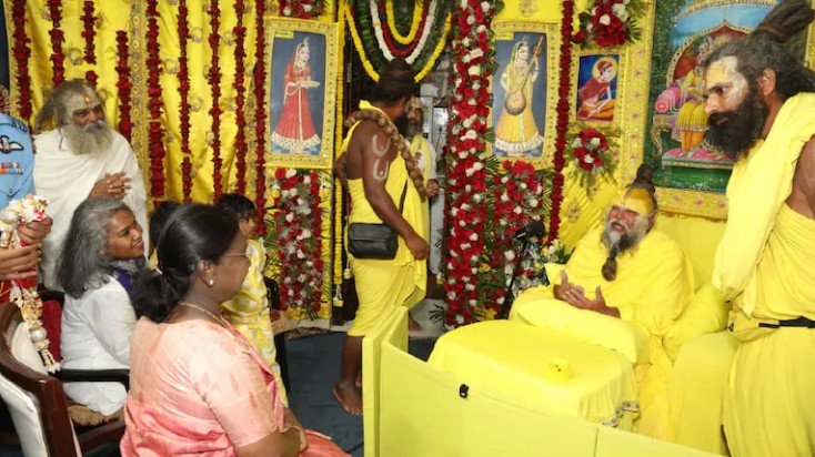 राष्ट्रपति ने किए प्रेमानंद महाराज के दर्शन