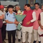 सीएम ने दी अनुष्का को बधाई