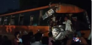 बस में फंसे ड्राइवर को निकालते लोग