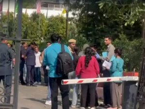 दिल्ली विधानसभा में घुसी कार