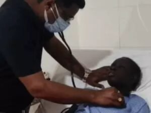 दक्षिण अफ्रीका की मरीज अरेबिका की जांच करता दलाल शिवम अग्रवाल