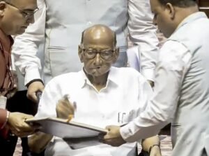 शरद पवार व्हीलचेयर पर शपथ लेने के लिए पहुंचे।