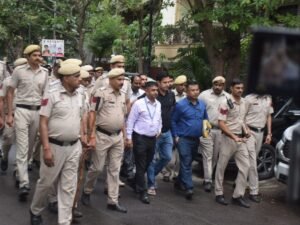 2 घंटे बाद पवन खेड़ा के घर से निकली असम पुलिस