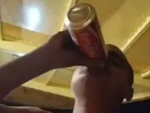 नाव में बीयर पीते नाविक