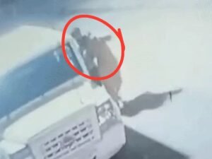 मानसी के बाल पकड़कर लेजाता नजर आया पति