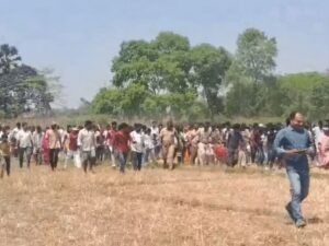 खेत की ओर भागते लोग