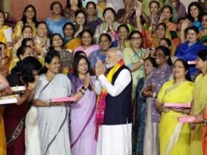 लोकसभा में 'नारी शक्ति वंदन अधिनियम’ पास होने पर PM मोदी ने महिला सांसदों के साथ फोटो खिंचवाई थी।