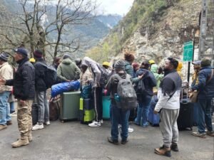 करीब 1,000 पर्यटक फंसे