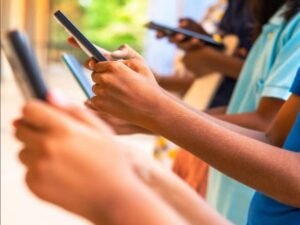 कक्षाओं में मोबाइल चलाने पर सख्ती