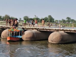 लापता लोगों की तलाश करते गोताखोर