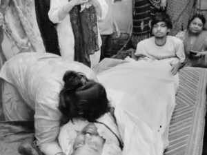 फूट-फूटकर रोती पत्नी और बेटा