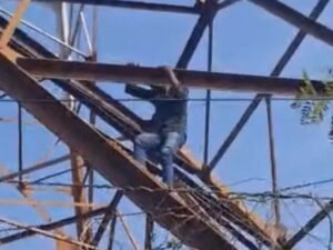 मोबाइल टावर पर चढ़ा युवक