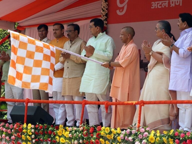 CNG वाहनों को फ्लैग ऑफ