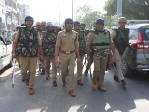 नोएडा में पुलिस ने फ्लैग मार्च किया।