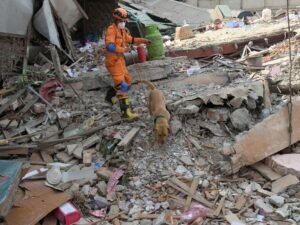 रेस्क्यू में लगी टीम