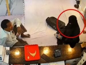 बुर्के में बैठी पायल