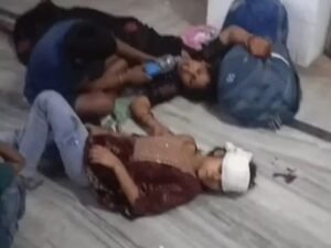 हादसे में कई बच्चों को भी चोटें लगी हैं।