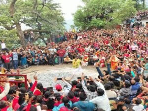 दहकते अंगारों पर नृत्य करते नर देव