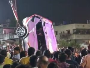 नासिक में कुएं में गिरी कार