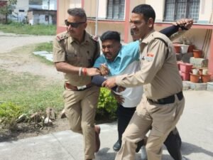 पुलिस ने बल प्रयोग कर छात्रों को हिरासत में ले लिया।