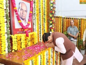 CM डॉ मोहन ने दी स्व. यज्ञ दत्त शर्मा को पुष्पांजलि