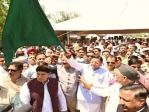 CM धामी ने किया हरी झंडी दिखाकर रवाना
