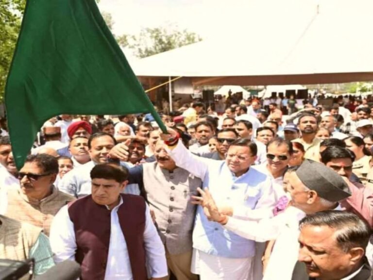 CM धामी ने किया हरी झंडी दिखाकर रवाना