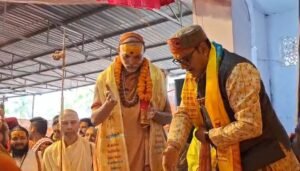 शंकराचार्य अवीमुक्तेश्वरानंद भी कलश यात्रा में पहुंचे।