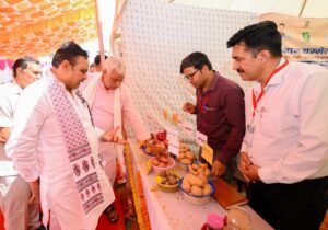 कृषि उद्यानिकी विभाग की प्रदर्शनी का अवलोकन