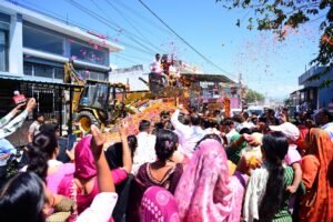 बुलडोजर पर चढ़कर किया CM का स्वागत