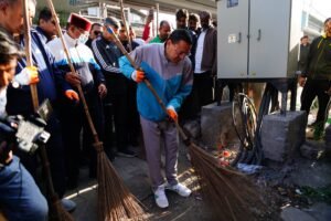 CM धामी ने लगाई झाड़ू