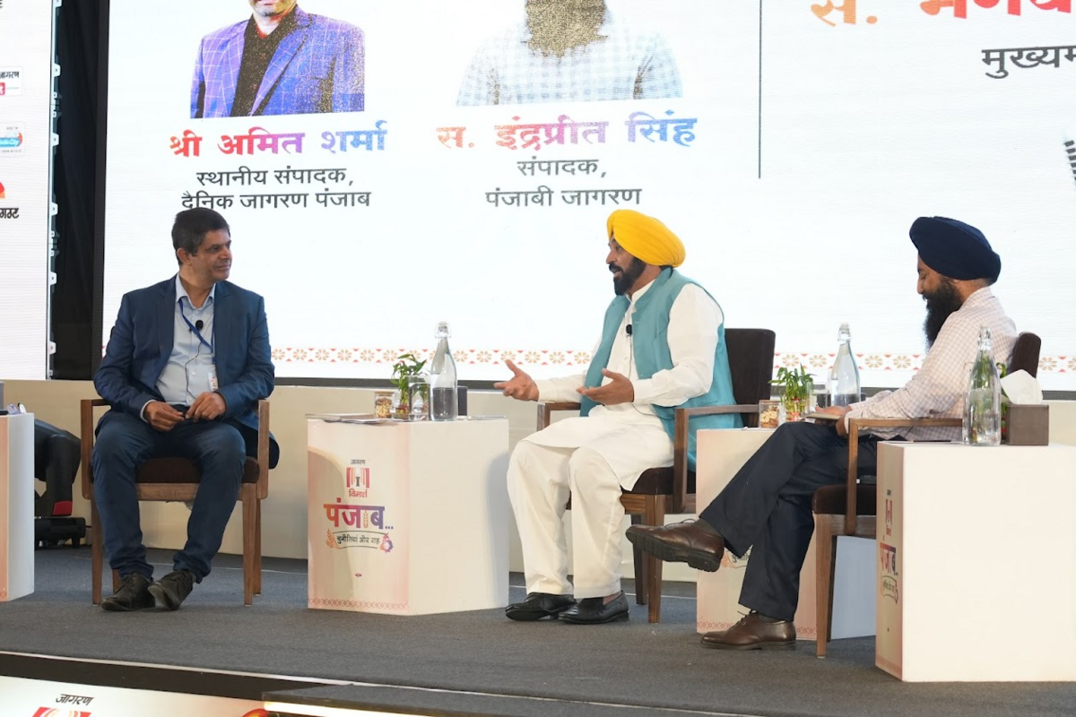 बातचीत करते हुए सीएम मान