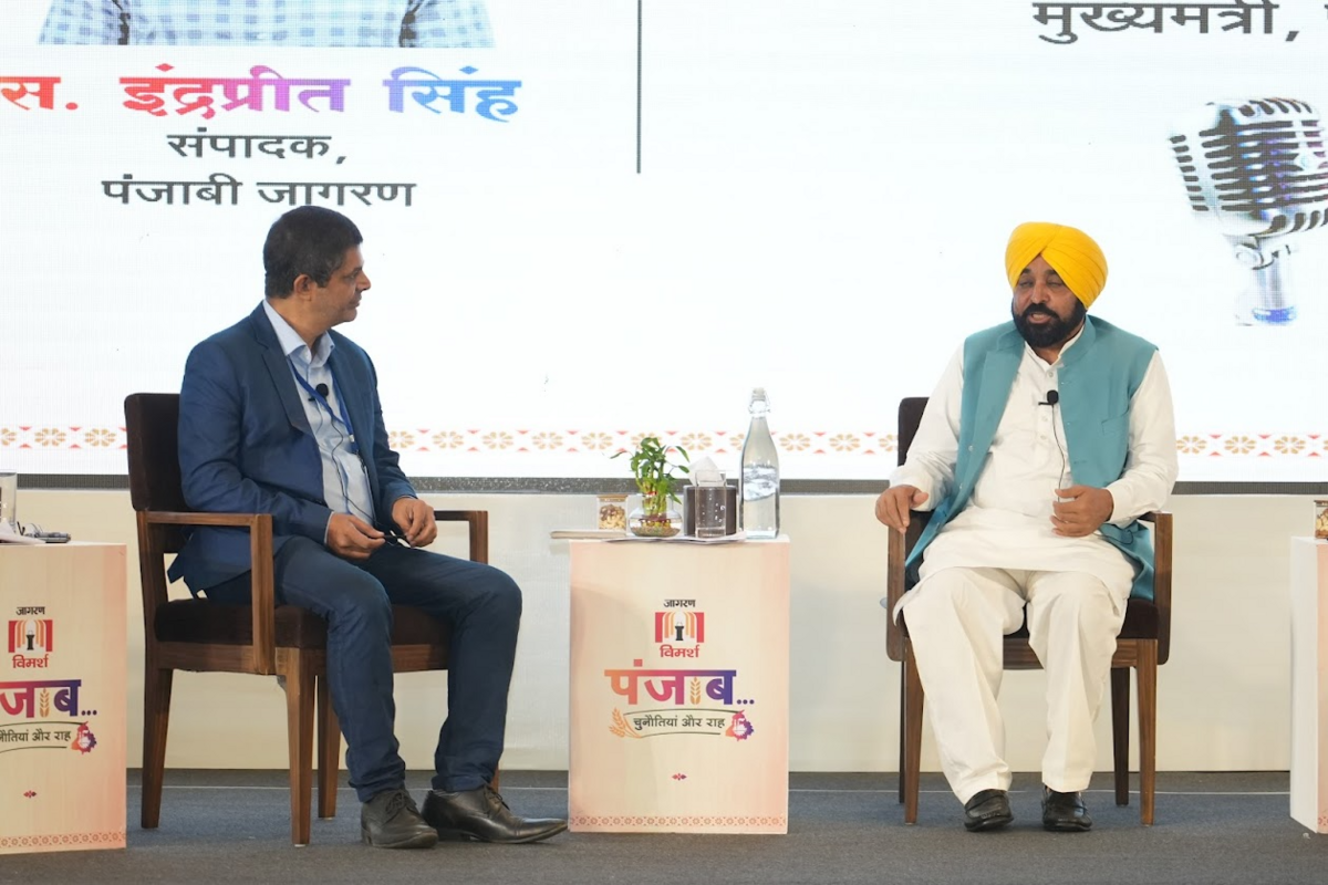 सीएम मान से बातचीत के दौरान के दृश्य