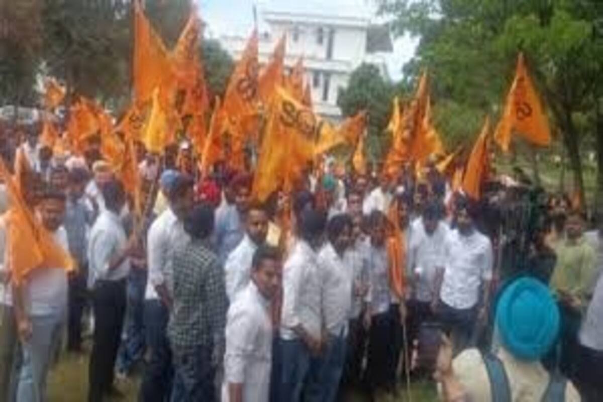 प्रदर्शन की तस्वीर