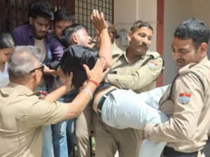 छात्र को उठाकर लेजाते पुलिस वाले