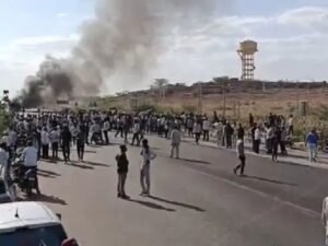 भीड़ ने बस को किया आग के हवाले