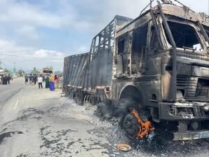 2 ऑयल टैंकर और एक ट्रक में आग लगा दी।